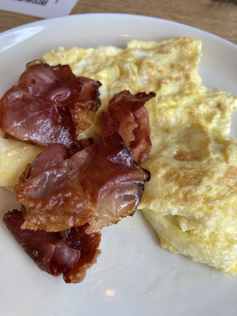 ביצים ובייקון לארוחת בוקר בגרמניה. מתאים מאוד לתזונה מבוססת מוצרים מן החי או תזונה קטוגנית